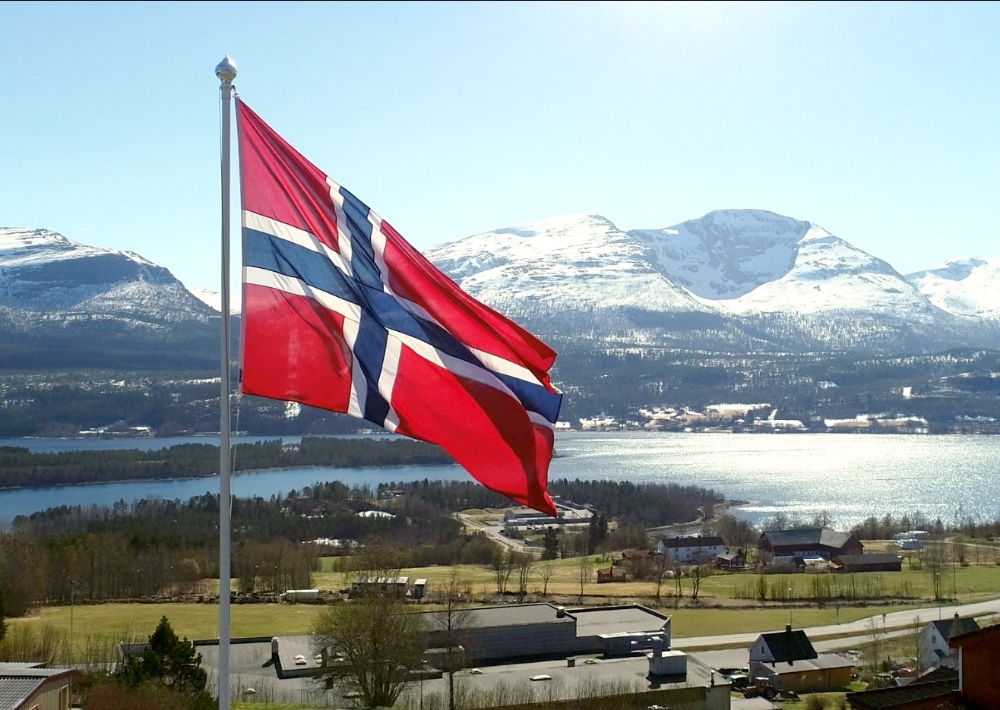 alt="Flaggstang i stål, hvitlakkert"